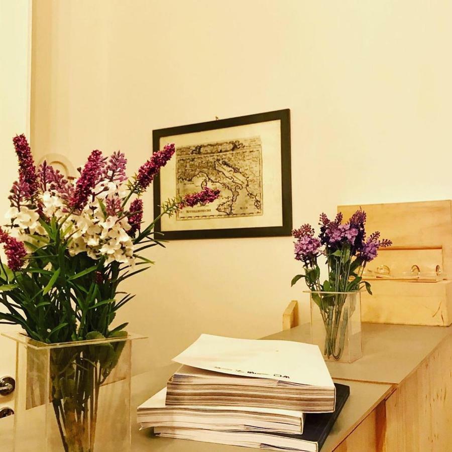 B&B Charme Centre-Ville Artistic & Literary Rooms パレルモ エクステリア 写真